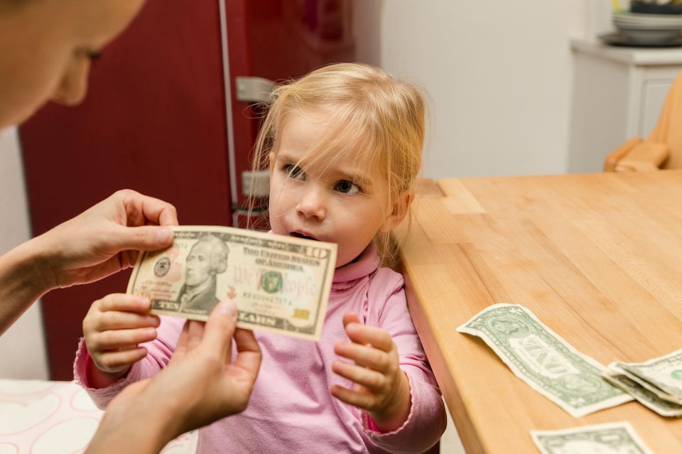 Kinder freuen sich über ihr Taschengeld.