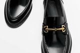 Schwarze Loafer von Massimo Dutti mit goldener Schnalle