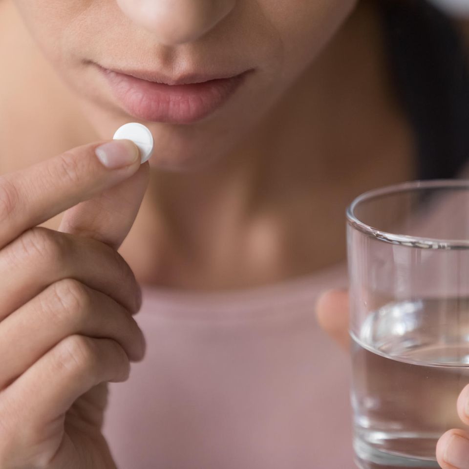 Lustkiller: Frau nimmt ein Medikament ein