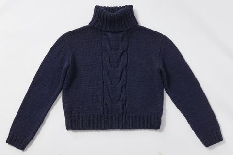 Pullover mit Zopf stricken: ein dunkelblauer Pullover mit Zopfmuster