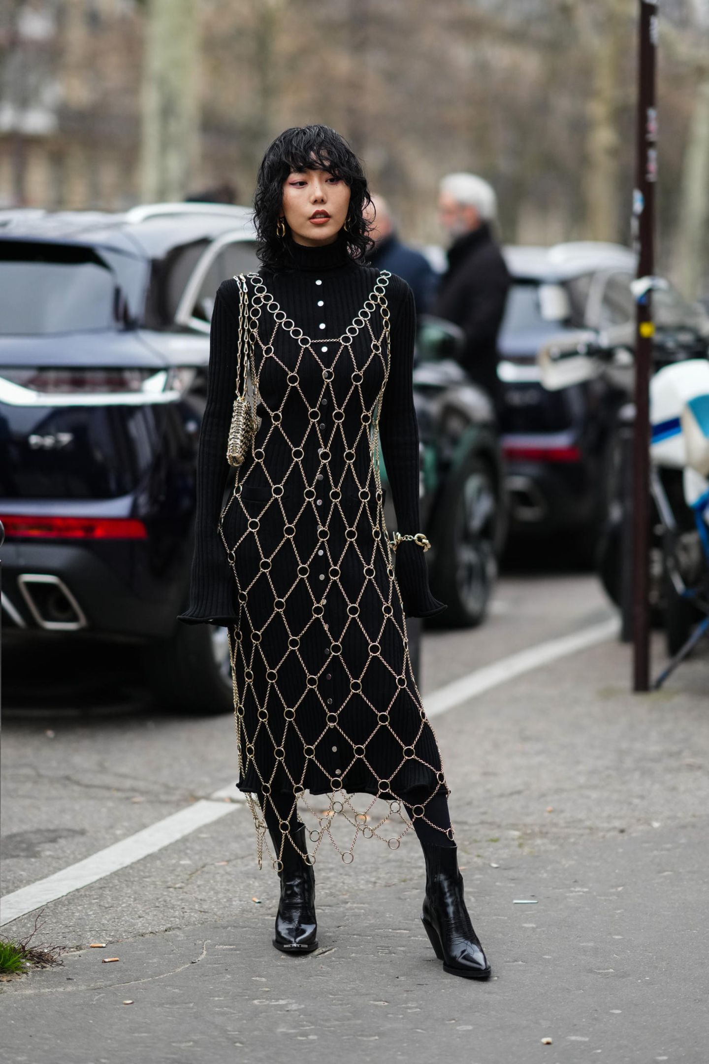 Nicht nur auf dem Laufsteg findet man bei der Männer-Modewoche in Paris Ketten-Elemente, Model Xiayan weiß eben, was Trend ist. 