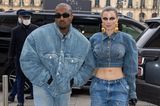 Wenn das kein Liebes-Outing ist! Kanye West und Julia Fox lassen es bei ihrem ersten gemeinsamen Besuch der Paris Fashion Week stylemäßig gleich so richtig krachen. Im exzentrischen Denim-Partnerlook besuchen sie die Show des Modelabels Kenzo.
