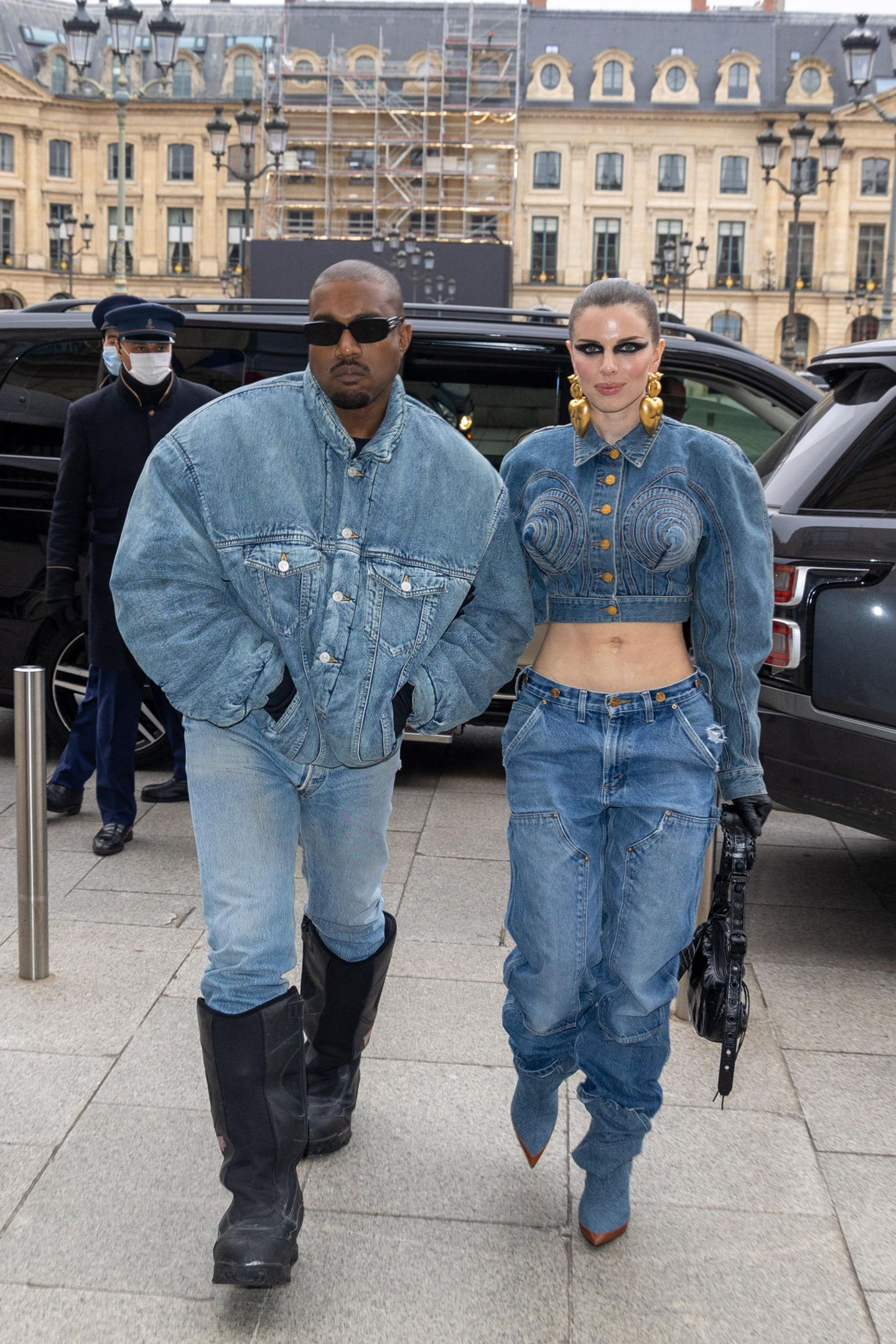 Wenn das kein Liebes-Outing ist! Kanye West und Julia Fox lassen es bei ihrem ersten gemeinsamen Besuch der Paris Fashion Week stylemäßig gleich so richtig krachen. Im exzentrischen Denim-Partnerlook besuchen sie die Show des Modelabels Kenzo.