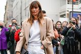 Caroline de Maigret ist Muse, Fashion-Ikone und Businessfrau und sieht dabei immer cool aus. Sie hat wie Lou Doillon den französischen Laissez-faire, den andere Frauen so bewundern. Zur Fashion Week für Menswear in Paris setzt sie auf locker sitzende Basic-Teile, die zusammen unheimlich hochwertig aussehen.  