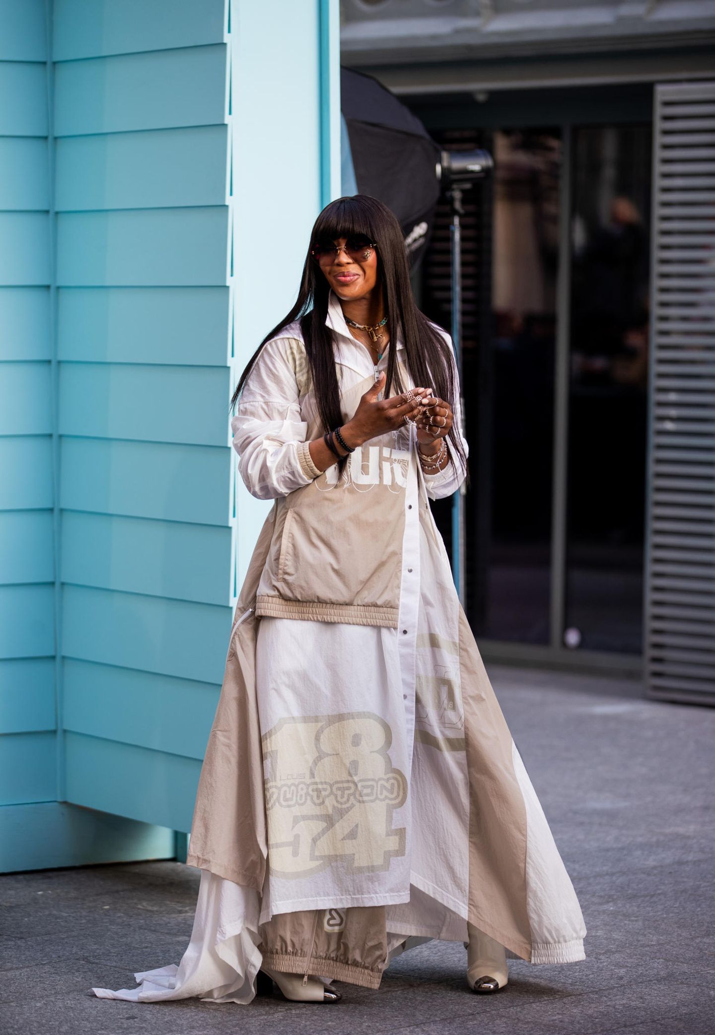 Naomi Campbell läuft bei Louis Vuitton nicht nur über den Laufsteg, sie macht auch abseits des Runway eine stylische Figur und huldigt mit ihrem Outfit dem verstorbenen Designer Virgil Abloh. 