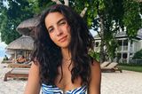Chryssanthi Kavazi genießt ihren Urlaub auf Mauritius in vollen Zügen und verbringt die letzten Tage am Wasser, bevor es bald zurück nach Deutschland geht. Ganz ungeschminkt und mit wallender Mähne sonnt sie sich am Strand. Der stylische Bikini im Zebra-Muster passt perfekt zu ihrem natürlichen Look. 
