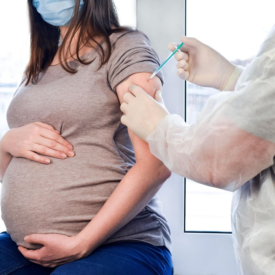 Eine Schwangere wird geimpft.