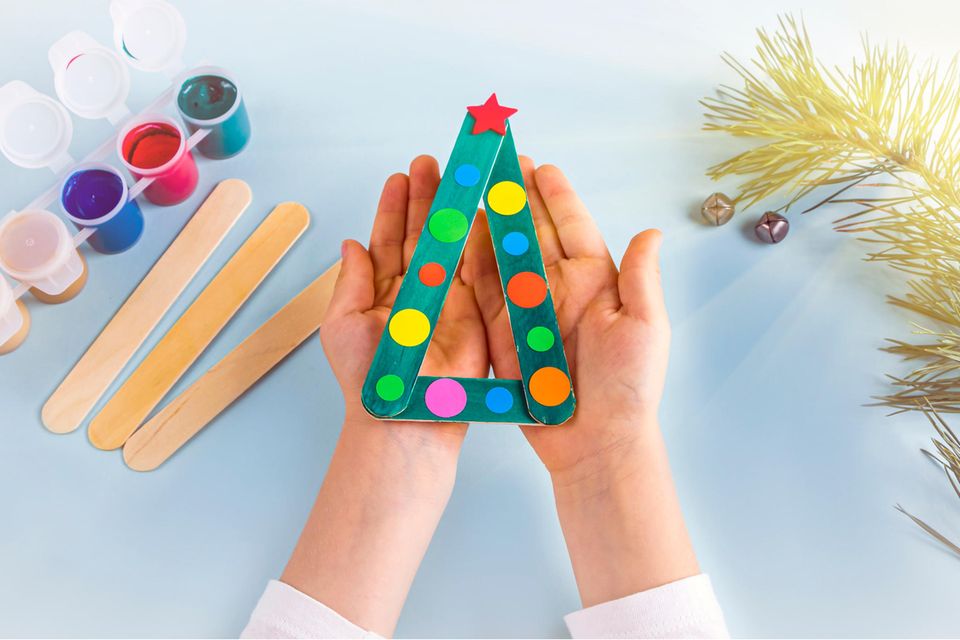 Basteln mit Eisstielen: Die schönsten kreativen Ideen Basteln mit Eisstielen: Weihnachtsbaum aus Eisstielen