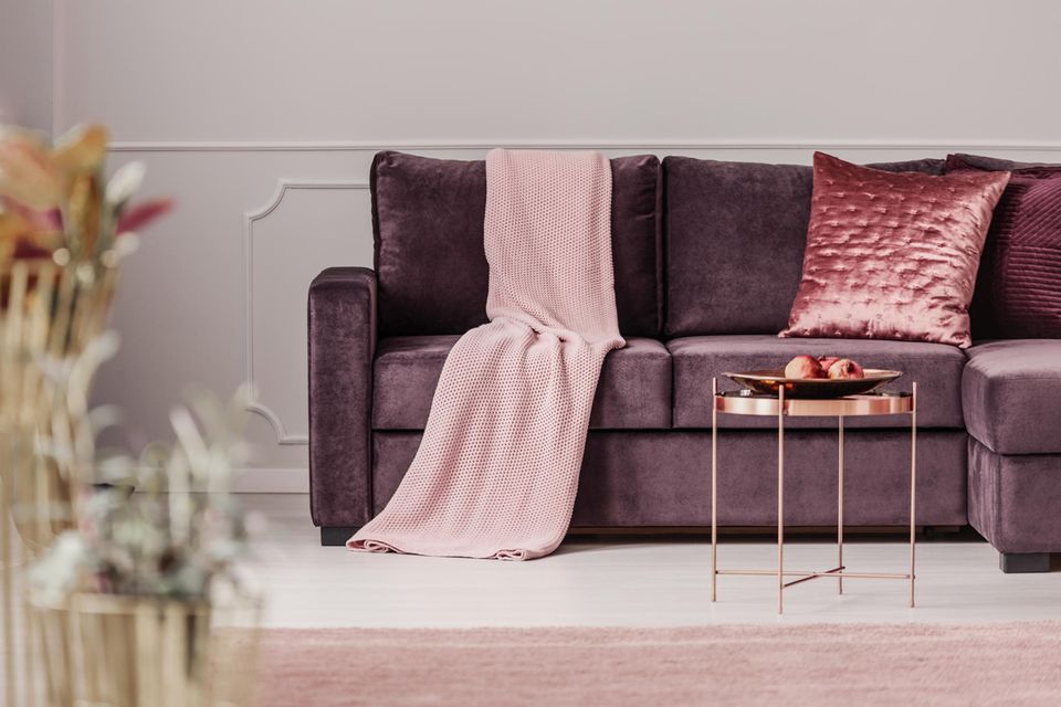 Auf einem Sofa liegt eine Decke und ein Kissen. Auf einem Sofa liegt eine Decke und ein Kissen.