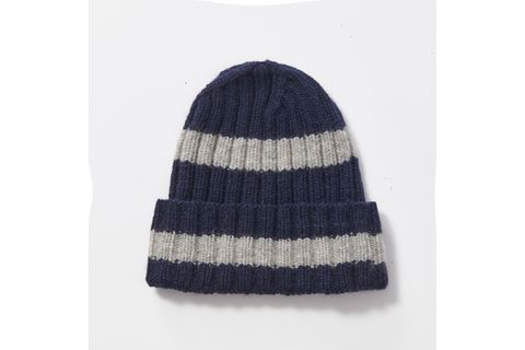 Rippenmütze stricken: eine blaue Mütze mit zwei grauen Streifen