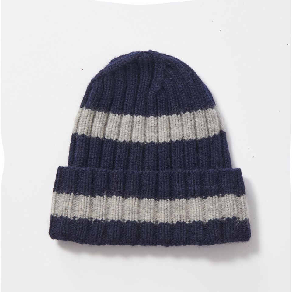 Rippenmütze stricken: eine blaue Mütze mit zwei grauen Streifen