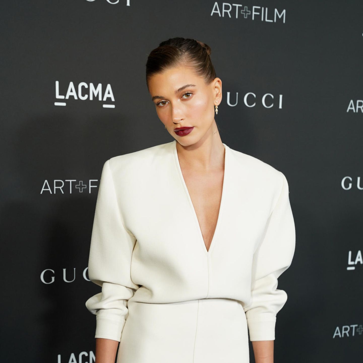 Hailey Bieber setzt bei der "LACMA Art+Film"-Gala auf eine Statement-Lippe. Das dunkle Rot kommt durch das weiße Outfit hervorragend zu Geltung. Auf ihren Augen bleibt es dafür relativ dezent.