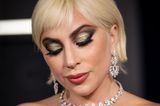 Für die Premiere von "House of Gucci" trägt Lady Gaga ein goldenes Augen-Make-up und dunkel betonten Außenwinkeln. Die Cat-Eye-Form gibt ihrem Auge einen richtigen Lifting-Effekt. Der Hammer!