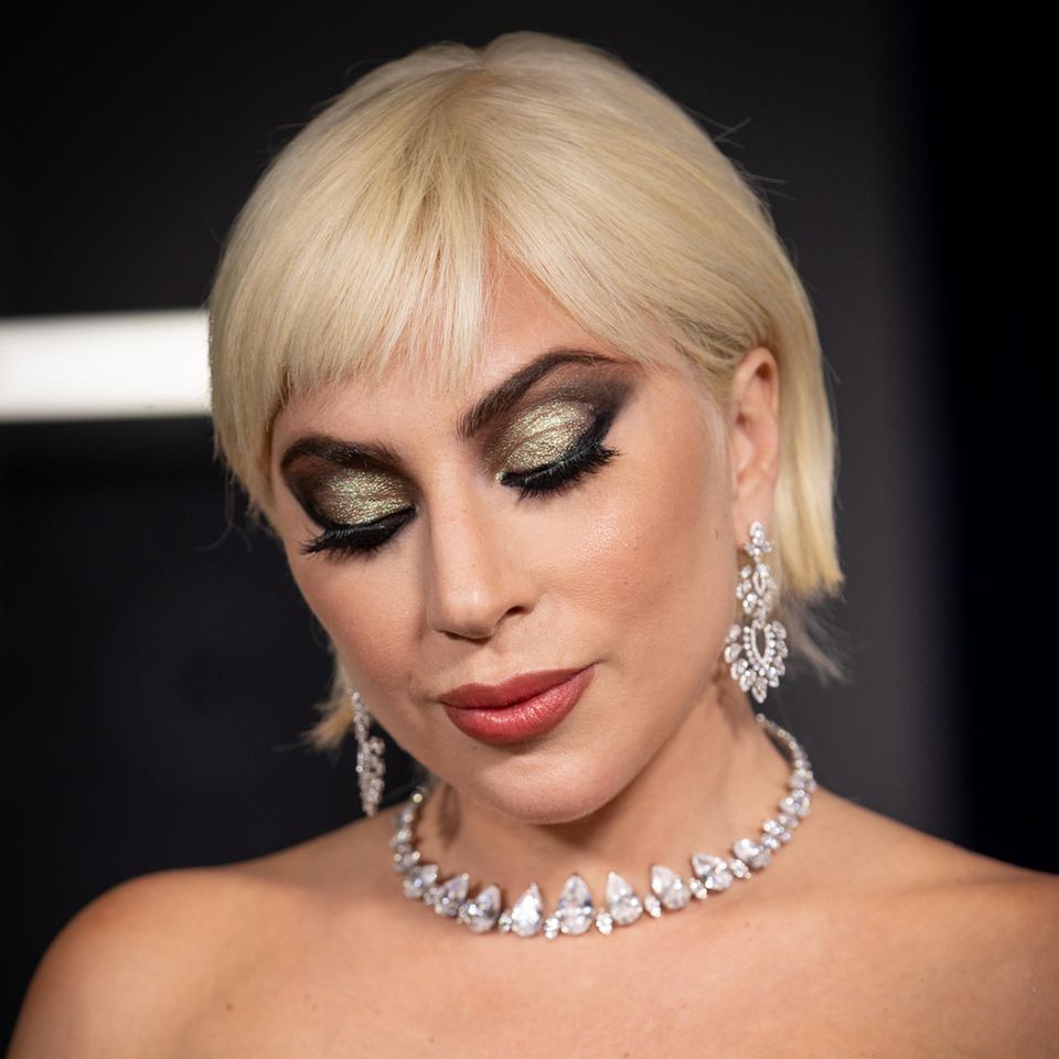 Für die Premiere von "House of Gucci" trägt Lady Gaga ein goldenes Augen-Make-up und dunkel betonten Außenwinkeln. Die Cat-Eye-Form gibt ihrem Auge einen richtigen Lifting-Effekt. Der Hammer!