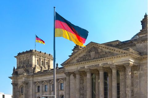 Das Parlamentsgebäude in Berlin mit der Deutschen Flagge