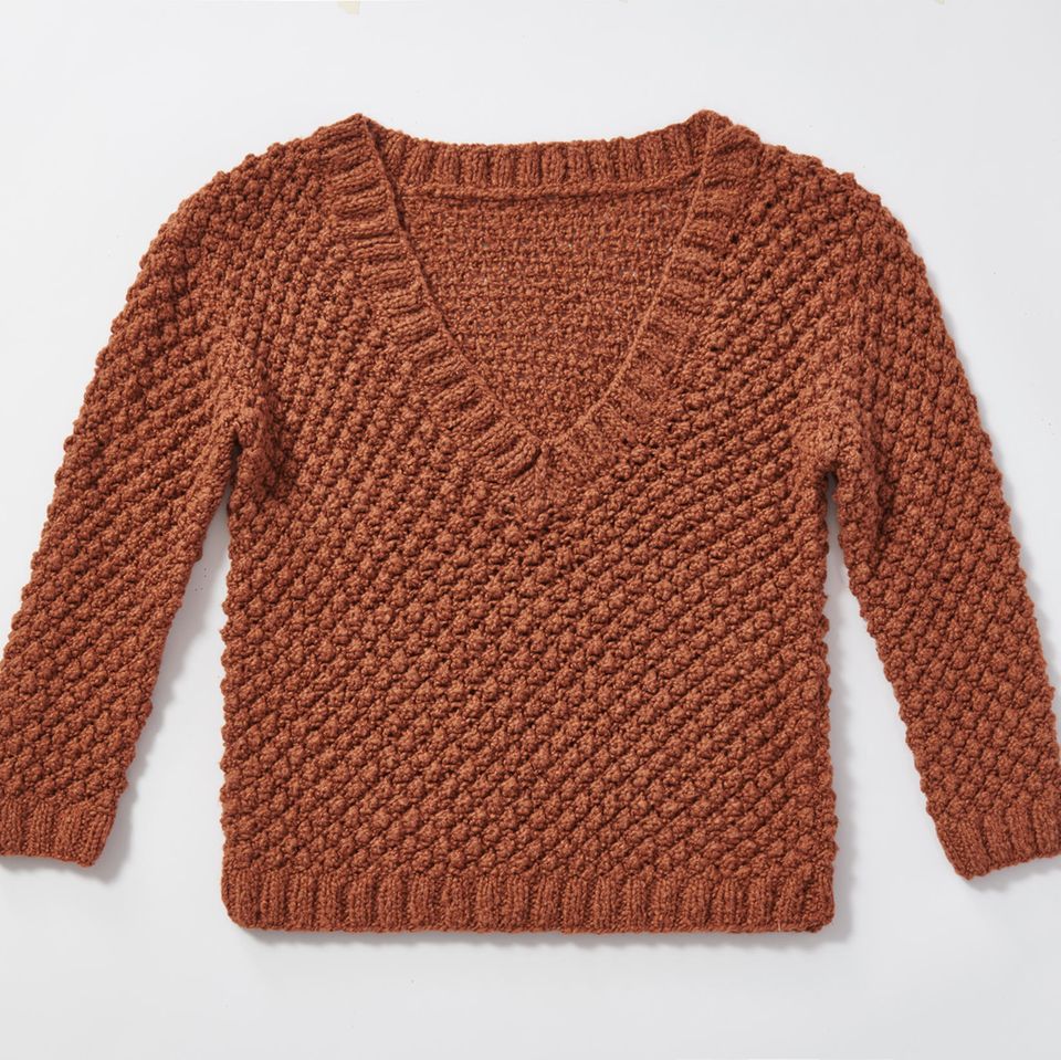 V-Pullover stricken: ein bräunlicher Pullover mit V-Ausschnitt