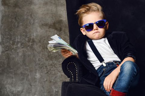 Horoskop: Junge mit Sonnenbrille und Geld