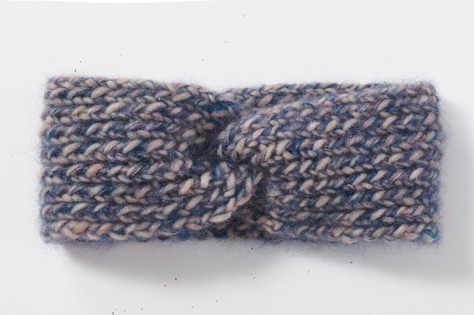 Stirnband in Sand stricken: ein Stirnband aus heller und blauer Wolle