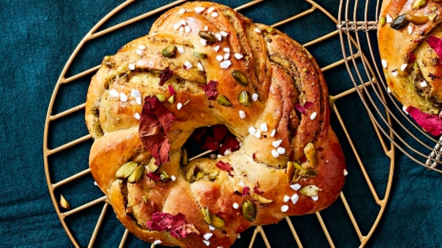 Rosen-Brioche mit Kardamom | BRIGITTE.de