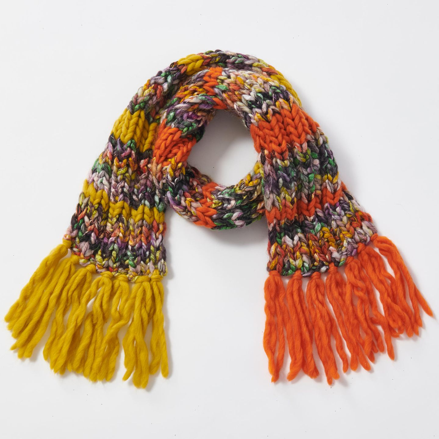 Rippen-Schal stricken: ein bunter Schal mit Fransen