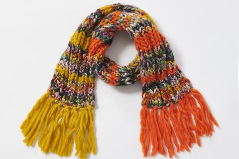 Rippen-Schal stricken: ein bunter Schal mit Fransen