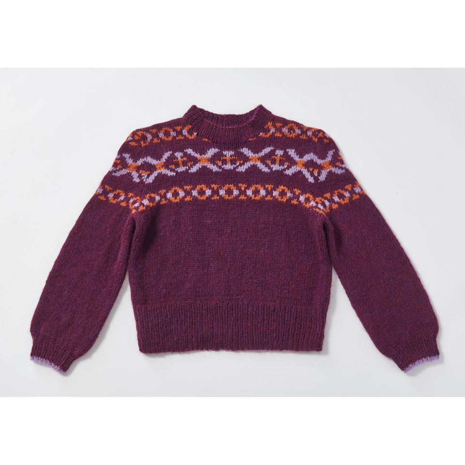 Norwegerpullover stricken: ein burgunderfarbener Pullover mit Norwegermuster