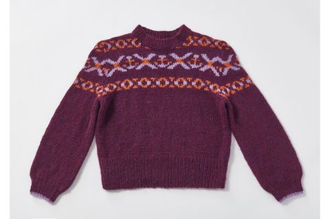 Norwegerpullover stricken: ein burgunderfarbener Pullover mit Norwegermuster