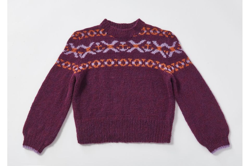 Norwegerpullover stricken: Strickanleitung Norwegerpullover stricken: ein burgunderfarbener Pullover mit Norwegermuster