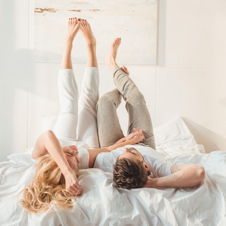 Beziehung: Ein Paar liegt im Bett und redet