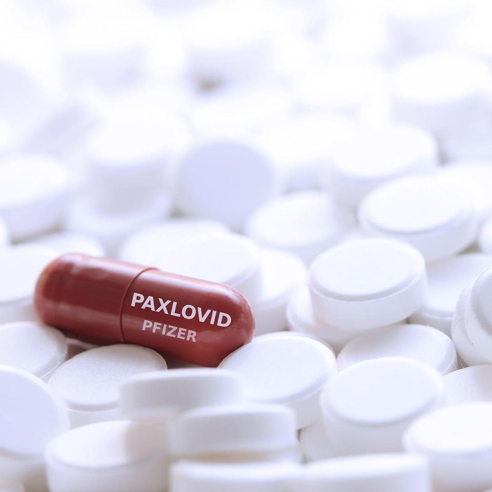 Mehrere Tabletten mit einer roten Paxlovid-Tablette