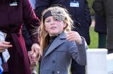 Mia, die Tochter von Queen-Enkelin Zara und royaler Wirbelwind wird langsam eine junge Dame und trägt bei Besuchen von Pferderennen, hier in Cheltenham schon entsprechende Looks. So richtig zu gefallen, scheint ihr der Kopfschmuck und das Kleid mit grauem Mantel aber nicht.