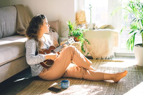 Emotionale Rückzugsorte: Frau spielt Gitarre