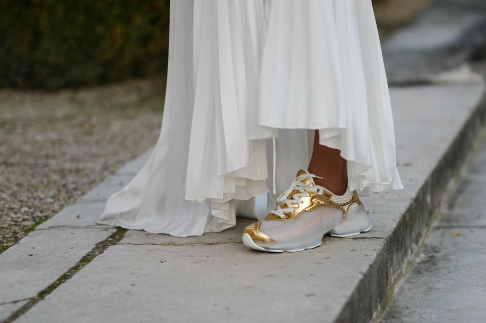 Auch Schuhe werden in Paris jetzt in der Trend-Kombi Creme und Gold getragen. 