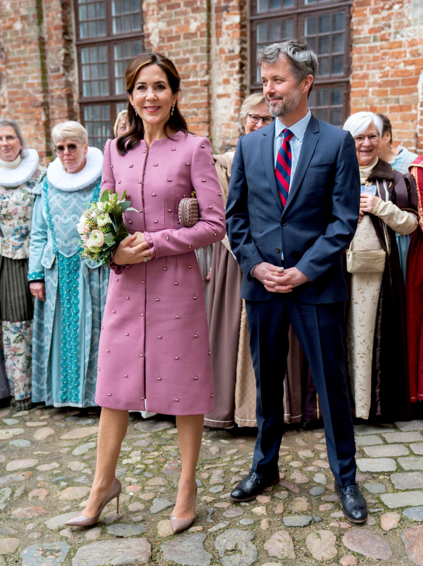 Beim Besuch einer Ausstellungseröffnung in Kolding kann Prinz Frederik die Augen gar nicht von seiner Frau Mary lassen. Das liegt sicher auch am altrosafarbenen Dress von Claes Iversen, welches zu den Lieblingsstücken der Kronprinzessin zählt. Und daran, dass die Ausstellung ihr selbst gewidmet ist, die zukünftige Königin Dänemark feiert am 5. Februar 2022 nämlich ihren 50. Geburtstag.
