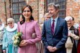 Beim Besuch einer Ausstellungseröffnung in Kolding kann Prinz Frederik die Augen gar nicht von seiner Frau Mary lassen. Das liegt sicher auch am altrosafarbenen Dress von Claes Iversen, welches zu den Lieblingsstücken der Kronprinzessin zählt. Und daran, dass die Ausstellung ihr selbst gewidmet ist, die zukünftige Königin Dänemark feiert am 5. Februar 2022 nämlich ihren 50. Geburtstag.