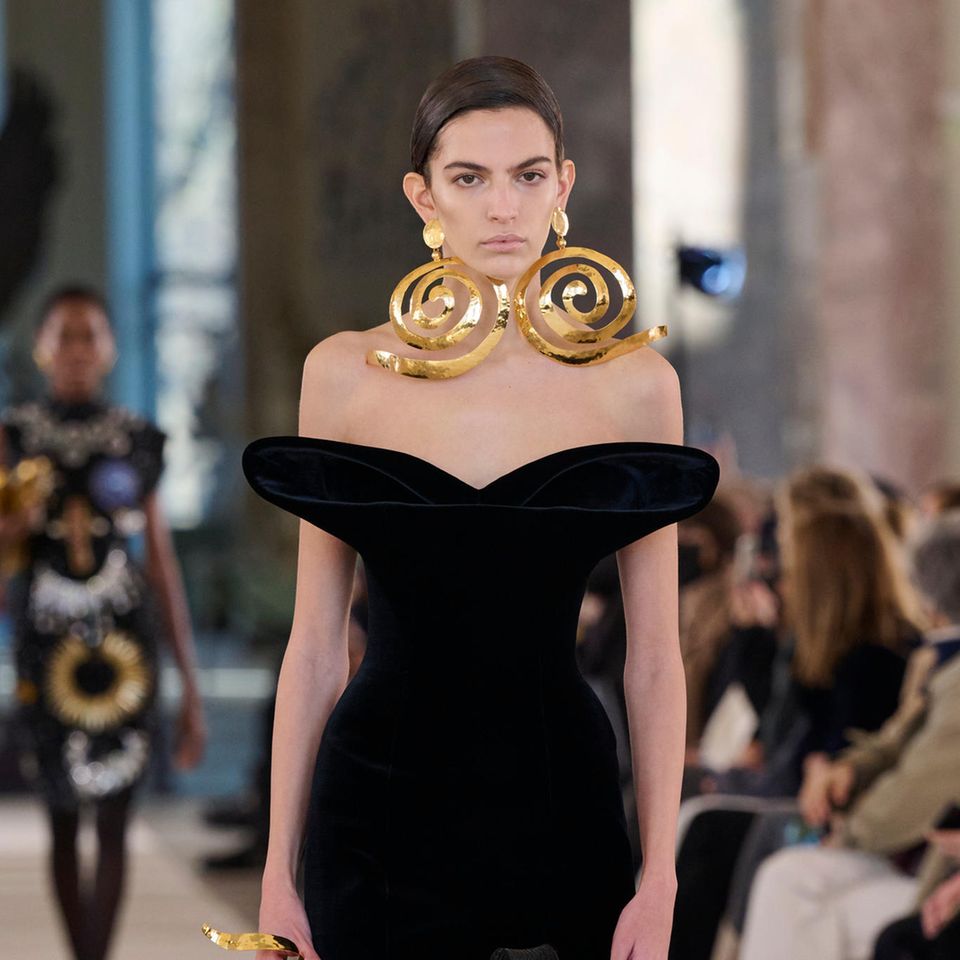 Bei der Haute Couture Show Frühjahr/Sommer 2022 von Schiaparelli wird der neueste Trend von den Models präsentiert und zieht die gesamte Aufmerksamkeit auf sich