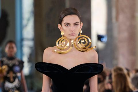 Bei der Haute Couture Show Frühjahr/Sommer 2022 von Schiaparelli wird der neueste Trend von den Models präsentiert und zieht die gesamte Aufmerksamkeit auf sich