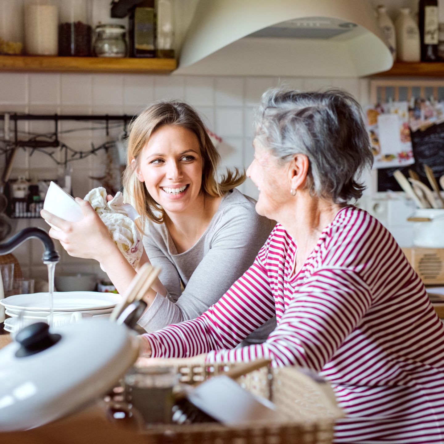 Vintage: Oma und Enkelin in der Küche