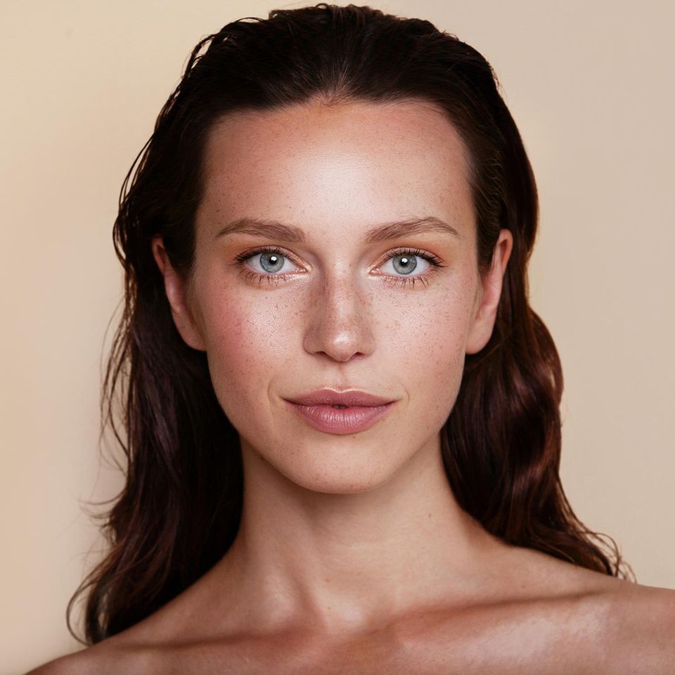 Glowy Skin: Junge Frau mit luminöser Haut