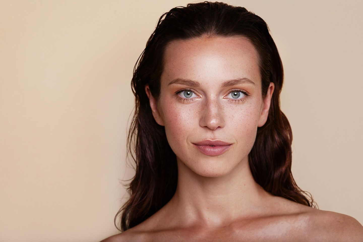 Glowy Skin: Junge Frau mit luminöser Haut
