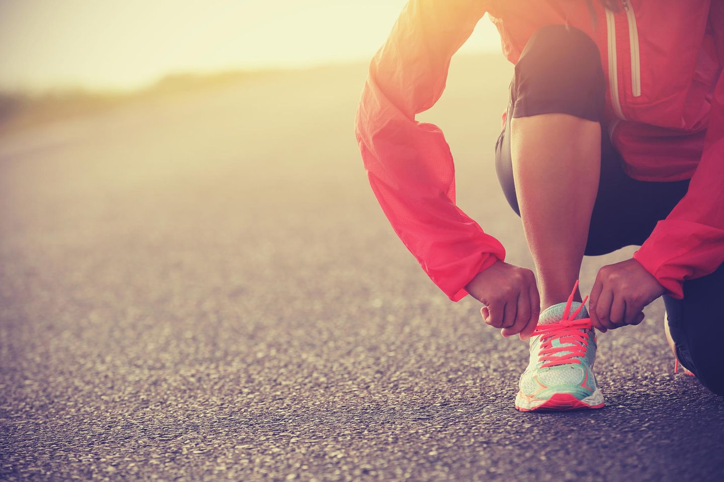 Motivation zum Abnehmen: Läufer schnürt sich die Sportschuhe