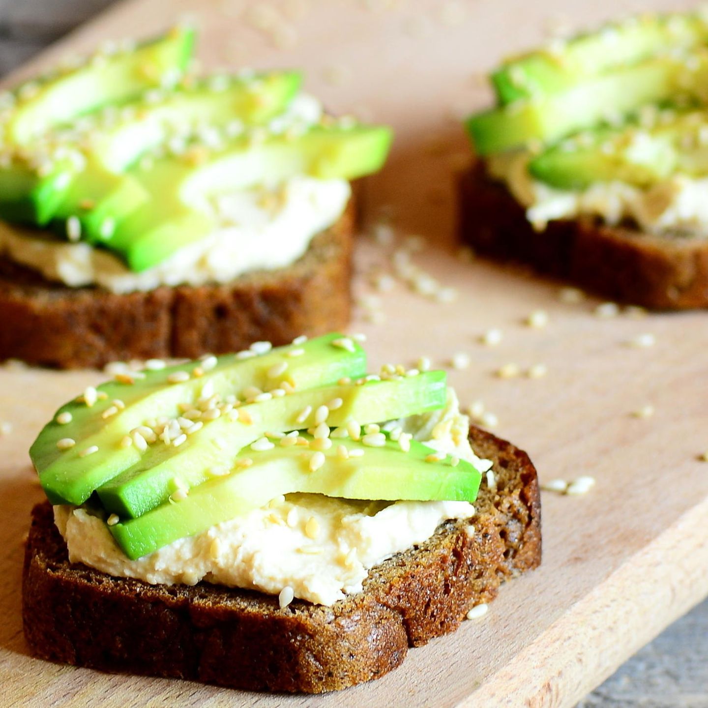 Avocado-Hummus-Brot
