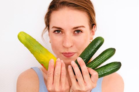 Ronja Ebeling: eine Frau hält 3 Gurken und eine Zucchini in den Händen vor ihr Gesicht