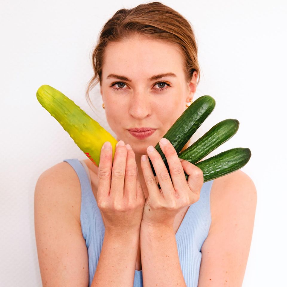 Ronja Ebeling: eine Frau hält 3 Gurken und eine Zucchini in den Händen vor ihr Gesicht