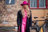 Eine Person darf bei der Fashion Week in Kopenhagen nicht fehlen: Emili Sindlev. Die modebegeisterte Bloggerin ist bekannt für ihre knalligen Outfits. Für diese Saison setzt sie auf den modernen Cowgirl-Look. 