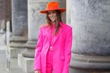 Eine Farbe dominiert ganz klar auf der Fashion Week in Kopenhagen: Pink. Influencerin Nina Sandbach hat die Trendfarbe mit Orange gemixt und macht damit alles richtig. 