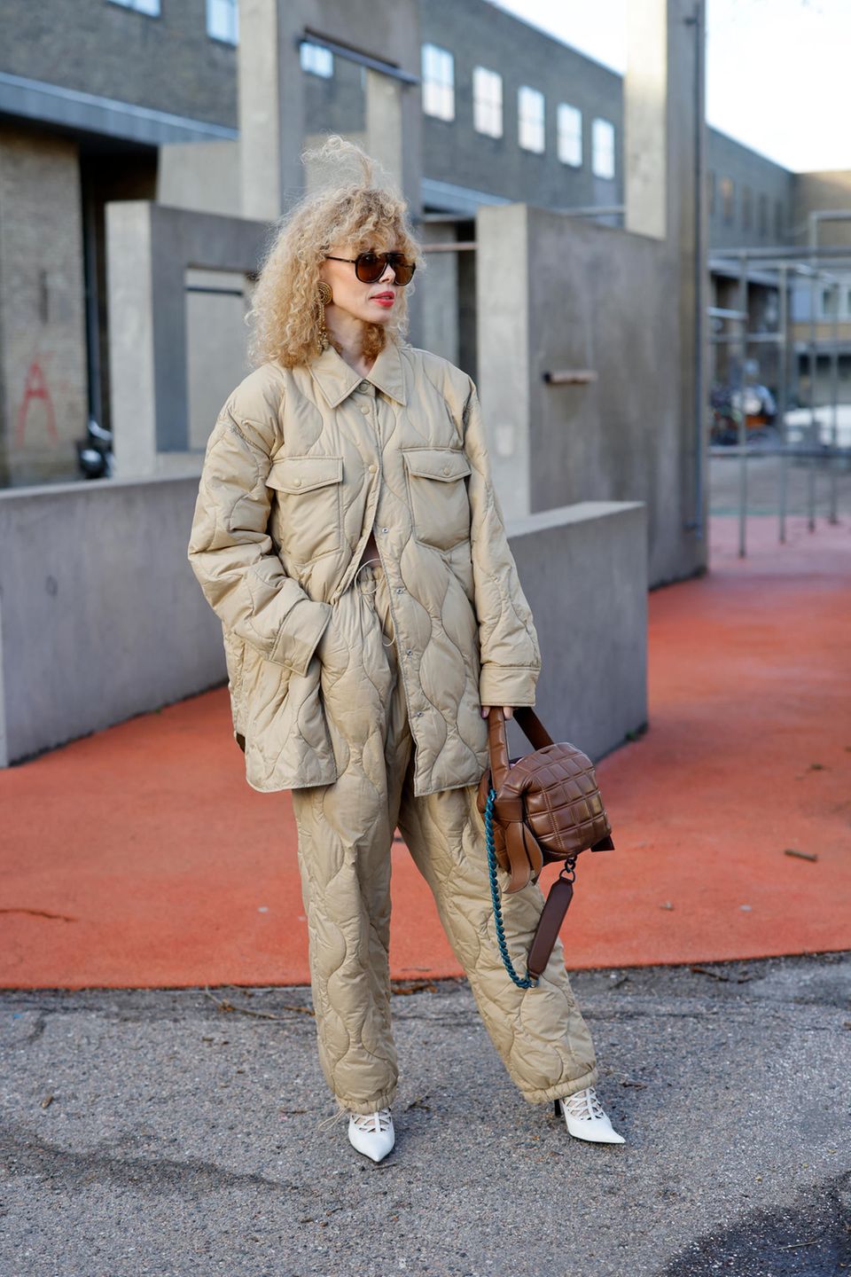 Stepp tragen wir längst nicht mehr nur bei Jacken, auch gequiltete Hosen liegen jetzt richtig im Trend. Künstlerin Maya Wik profitiert von ihrem stylischen Outfit in Kopenhagen, denn es hält auch noch warm. 