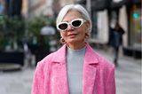 Eine richtige Fashion-Größe auf Instagram ist Grece Ghanem. Auch sie hat sich für einen pinkfarbenen Hosenanzug entschieden, den sie mit einer weißen Sonnenbrille und Goldschmuck kombiniert. 