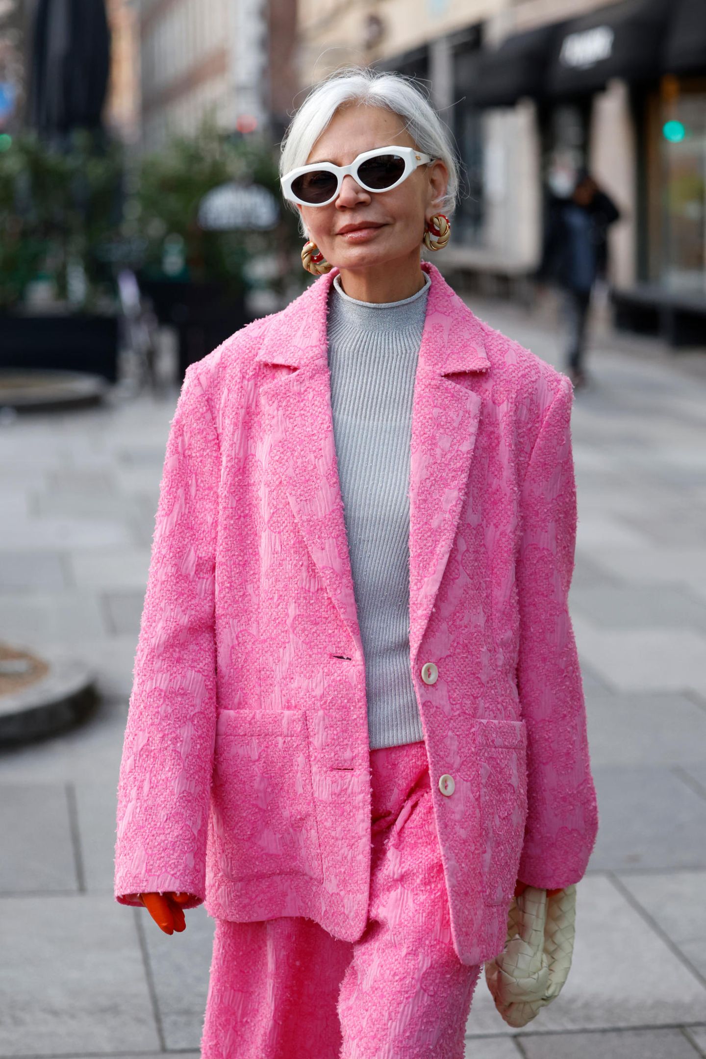 Eine richtige Fashion-Größe auf Instagram ist Grece Ghanem. Auch sie hat sich für einen pinkfarbenen Hosenanzug entschieden, den sie mit einer weißen Sonnenbrille und Goldschmuck kombiniert. 