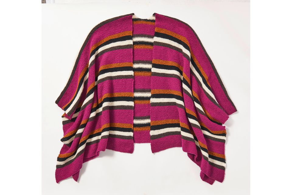Gestreiften Poncho stricken: ein Poncho mit pinken, schwarzen, weißen Streifen